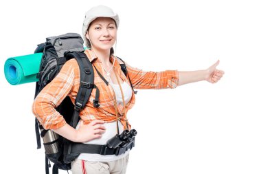 otostopçu turist araba beyaz bir arka plan üzerinde durur.