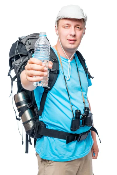 Turista mostra una bottiglia d'acqua nella fotocamera, concentrarsi sul bott — Foto Stock