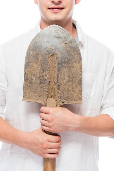 Close-up van een shovel gekleurd aarde in mannelijke handen — Stockfoto