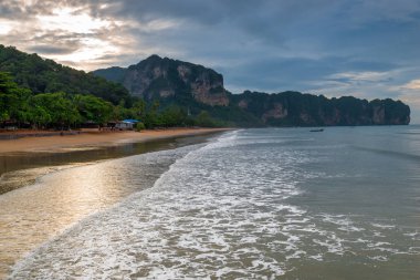 Krabi, Tayland - kumlu bir plaj ve güzel Dağları güzel 