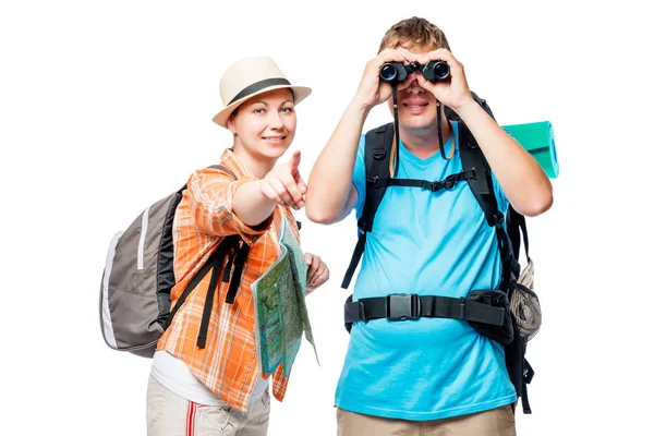 双眼鏡、聖霊降臨祭の地図と彼のガール フレンドを持つ旅行者 — ストック写真