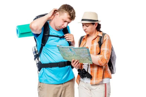 Frustrovaný ztracené turisty s mapa izolované na bílém pozadí — Stock fotografie