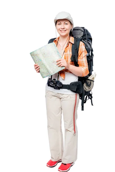 Escursionista con una mappa della zona e uno zaino su uno sfondo bianco — Foto Stock