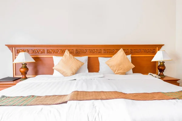 Letto in legno da vicino e lampade sui comodini dell'hotel — Foto Stock