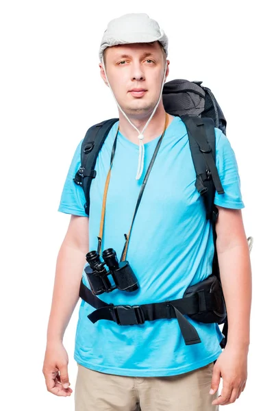Retrato vertical de um turista com uma mochila em um ba branco — Fotografia de Stock