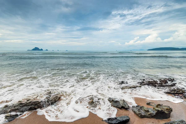 Gyönyörű táj. Andamán-tenger le a parton Thaiföld — Stock Fotó