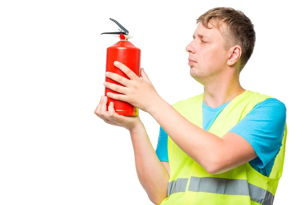 L'homme en gilet tient un extincteur dans les mains sur un blanc — Photo