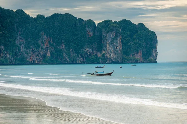 Fából készült Thai hagyományos hajók a tengeren Nan-Ao beach — Stock Fotó