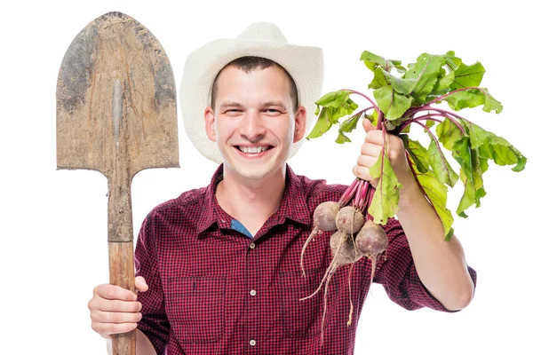 Glücklicher junger Bauer mit Hut und Rübenernte auf weißem Grund — Stockfoto