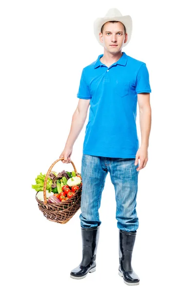 Fiatal mezőgazdasági termelő portré egy kosár egy fehér bac zöldség — Stock Fotó