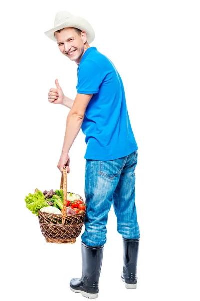 Zpětně farmář s košem zeleniny na bílé poza — Stock fotografie