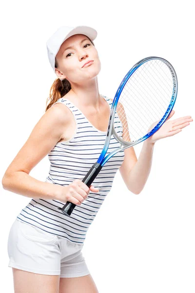 Jogador de tênis magro em shorts com raquete no fundo branco — Fotografia de Stock