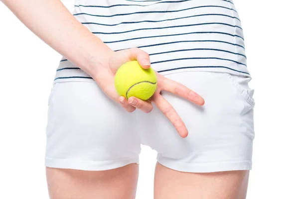 Bola de tênis na mão de um atleta close-up. No nível do quadril — Fotografia de Stock