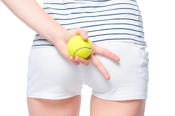 Tennisbal in de hand van een close-up van de atleet. Niveau van de heup — Stockfoto