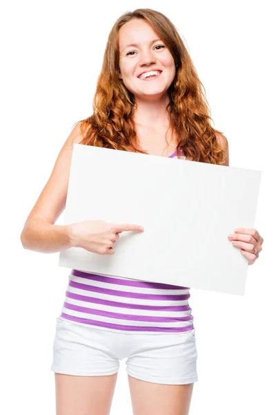 Menina sorridente com um cartaz em suas mãos apresenta um branco — Fotografia de Stock