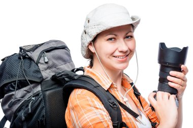 iyi bir fotoğraf makinesi ve üzerinde büyük bir sırt çantası ile amatör fotoğrafçı 