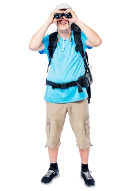 Adam beyaz bir arka plan üzerinde tam uzunlukta dürbünlü