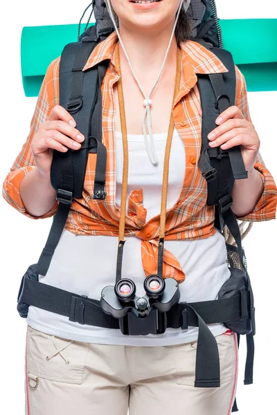 Chica turística sostiene las correas de una gran mochila de cerca — Foto de Stock