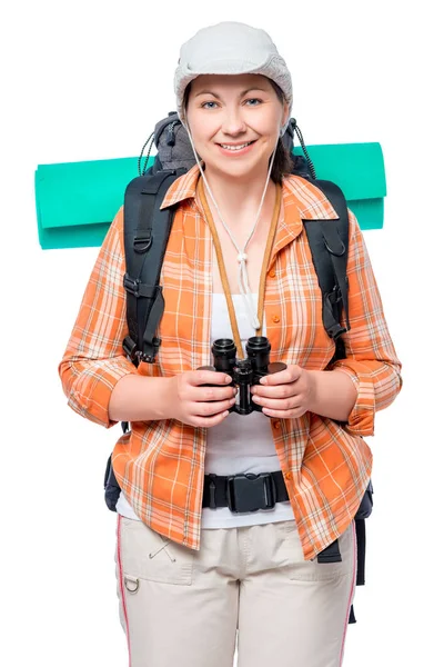 Retrato de una chica con una gran mochila turística y prismáticos — Foto de Stock