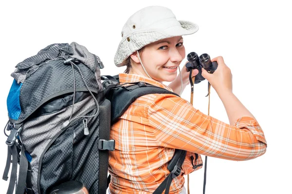 Snygg tjej med en ryggsäck och kikare på en vit bak — Stockfoto