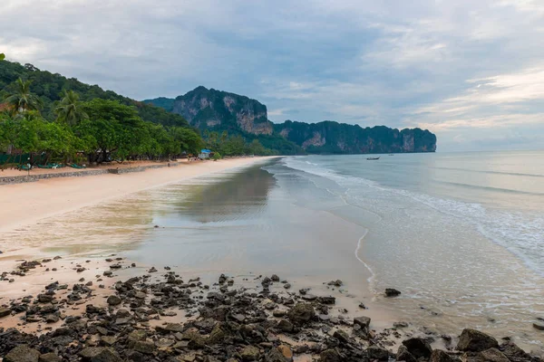 Üstten Görünüm ebb ve akışının Krabi Beach, Tayland