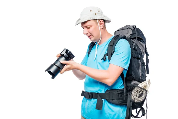 Ritratto di un uomo con uno zaino da trekking e una macchina fotografica su un — Foto Stock