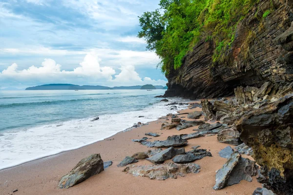 Güzel tropikal plaj kayalar ve taşlar Tayland — Stok fotoğraf