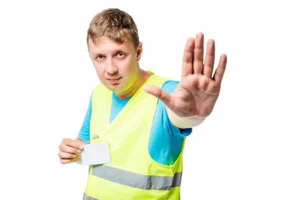 Працівник в жовтому жилеті показує жест ручним жестом STOP — стокове фото