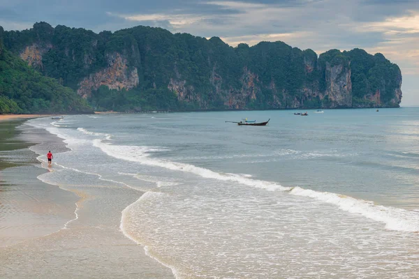 Hosszú farkú Thai csónak a hullámok, az Andamán-tenger egy clou — Stock Fotó