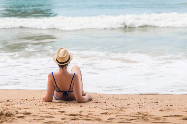 Una ragazza con un cappello e un costume da bagno sulla spiaggia sabbiosa della Thailandia — Foto Stock