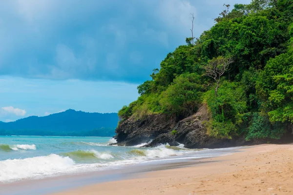 Zandstrand en rotsen van Thailand in slechte weersomstandigheden, donkere bl — Stockfoto