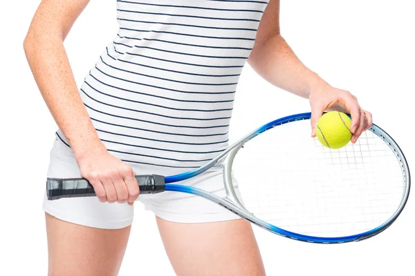 No nível do quadril, mãos com uma raquete e uma bola de tênis close-up — Fotografia de Stock