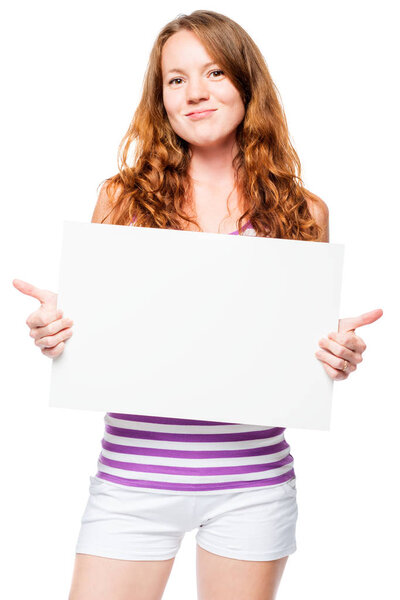 Счастливая девушка в полосатой футболке с плакатом в руках
 