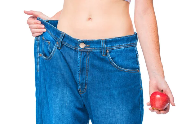 Tunn kvinnlig midja i stora jeans-Detaljbild — Stockfoto
