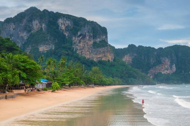 Düşük tide üzerinde plaj, Ao Nang, Krabi, Tayland Thailand