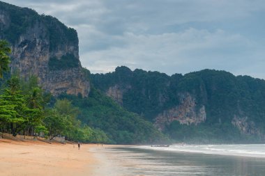Güzel dağlar, kumlu plaj tatil Tayland