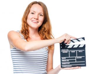 Kızıl saçlı aktris ve film tokmağı elinde beyaz arka plan üzerinde