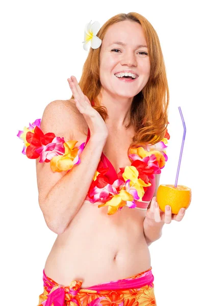 Mujer feliz sonriente en ropa hawaiana posando sobre fondo blanco — Foto de Stock