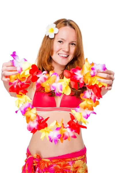 Mädchen im Bikini hält Blumen in die Höhe — Stockfoto