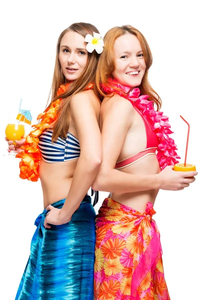 Deux jeunes copines en bikini à l'image hawaïenne avec des cocktails — Photo