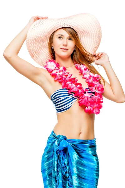 Kadın bikini beyaz bac üzerinde poz çiçek dekorasyonu ile — Stok fotoğraf
