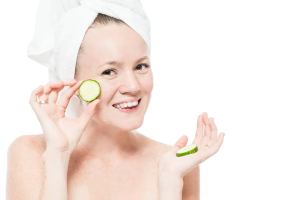 Šťastná žena s pihy na kůži s okurky obličej mA — Stock fotografie