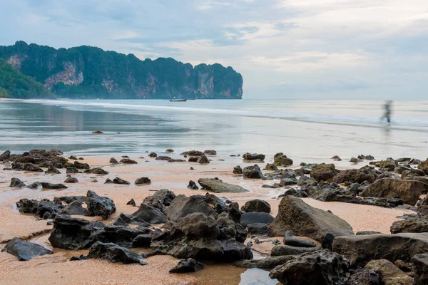 Камені на пляжі і види на море в похмуру погоду — стокове фото
