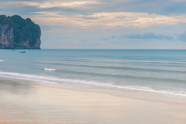 Vue sur la mer calme turquoise par une journée nuageuse. Mer d'Andaman, Tha — Photo