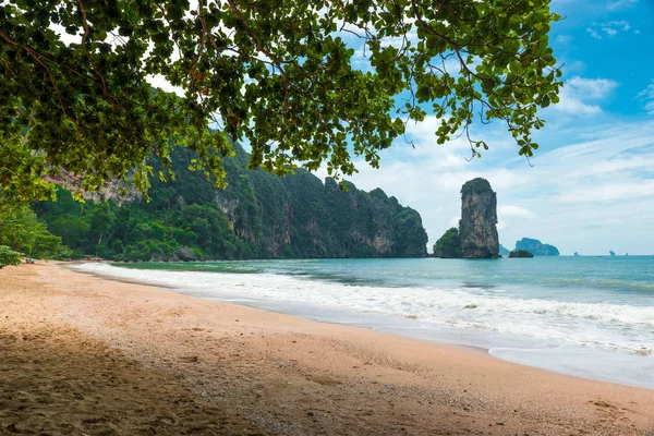 Gyönyörű strandot a sziklák és az Andamán-tengerre, Thai — Stock Fotó