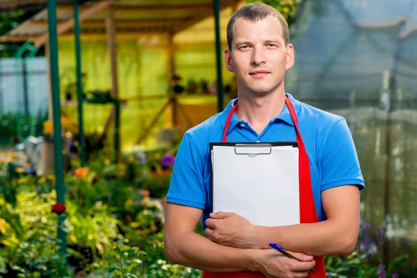 Horizontale portret van een zakenman in een kas met een blan — Stockfoto