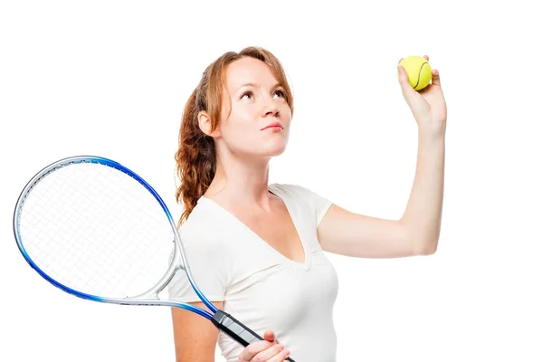 Mujer joven con raqueta de tenis mirando hacia arriba sobre una espalda blanca — Foto de Stock