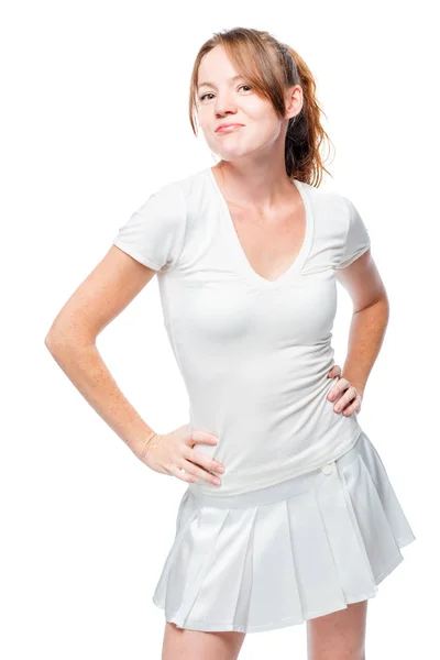 Schlanke rothaarige Mädchen in weißer Kleidung auf weißem Hintergrund iso — Stockfoto