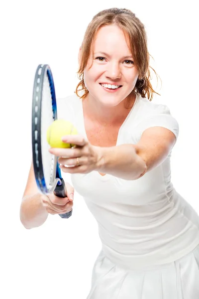 分離された白い服ポートラで赤毛のアクティブ テニス選手 — ストック写真