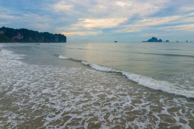 Kirli deniz dalgaları ve yağmurlu Hava bulutlu karanlık gökyüzü